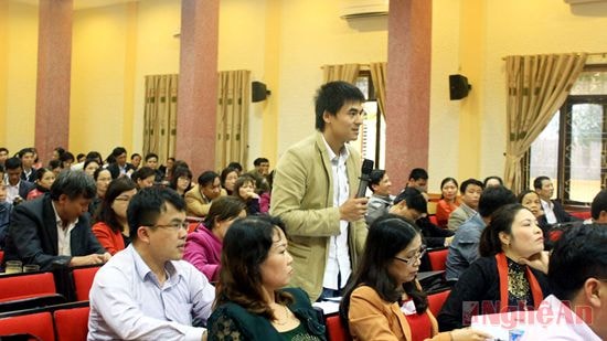 Đại diện trường THPT Anh Sơn 1 cho ý kiến về việc làm hồ sơ tại hội nghị.