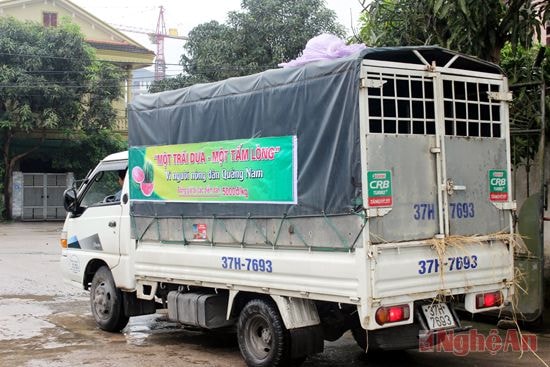 Trên từng chuyến xe, các băng rôn với khẩu hiệu “Một trái dưa – Một tấm lòng” cũng đã được chủ xe trưng bày.