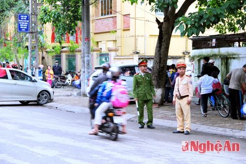 Cảnh sát giao thông Thành phố Vinh phối hợp Công an phường Lê Mao tuần tra trước cổng Trường Tiểu học Lê Mao