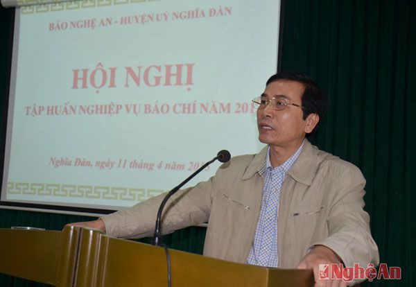 Đồng chí Ngô Văn Thành, Trưởng ban tuyên giáo huyện ủy Nghĩa Đàn phát biểu khai mạc hội nghị.