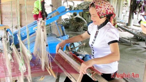 Dệt thổ cẩm ở bản Hoa Tiến, Châu Tiến  (Quỳ Châu).