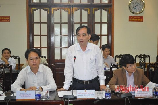 Đồng chí Hoàng Viết Đường - Phó Chủ tịch UBND tỉnh báo cáo một số nét cơ bản kinh tế xã hội của tỉnh