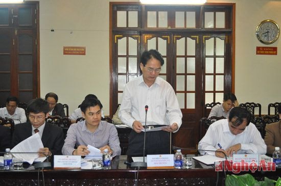 Đại diện Sở Tài nguyên Môi trường báo cáo kết quả thu hồi đất từ các nông lâm trường và Ban quản lý rừng phòng hộ