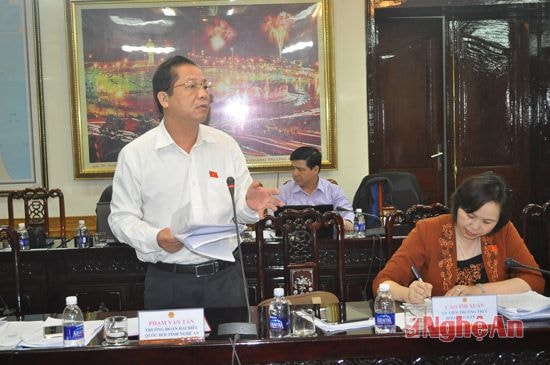 Ông Phạm Văn Tấn - Trưởng đoàn QH Nghệ An phát biểu chất vấn bổ sung