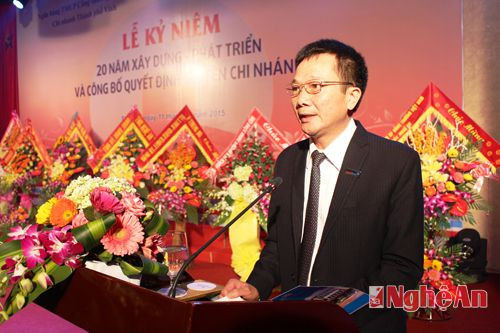Đồng chí Võ Huy Hạ - GĐ Vietinbank thành phố Vinh báo cáo tổng kết