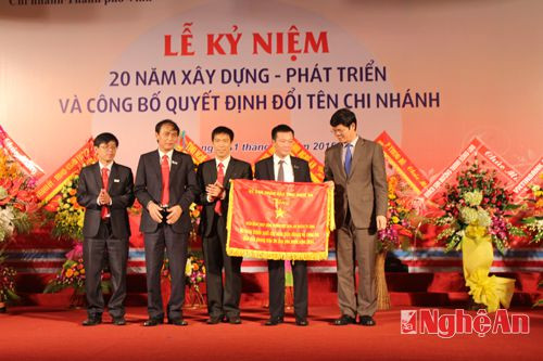 Trao cờ thi đua cho tập thể ngân hàng TMCP công thương chi nhánh thành phố Vinh 