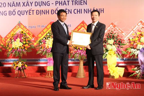  Lãnh đạo Ngân hàng TMCP Công thương Việt Nam trao Bằng khen cho Chi nhánh Vinh