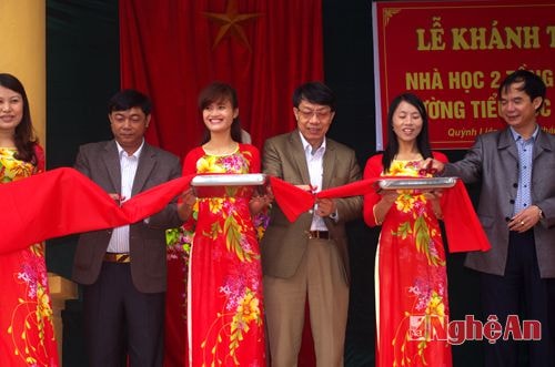 Cắt băng khánh thành trường tiểu học Quỳnh Liên