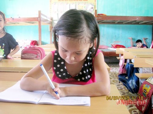 Em Phan Thị Thương tập viết.