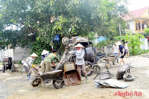 Người dân góp công  xây dựng đường cống  trên đường Trần Nhật Duật.