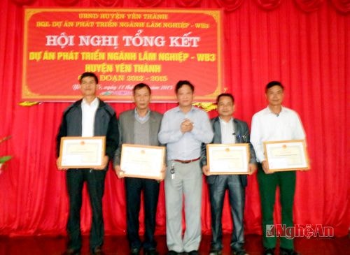 Ông Nguyễn Vương Ngọc – PCT UBND huyện trao giấy khen cho 4 tập thể có thành  tích  trong việc thực hiện dự án phát triển ngành lâm nghiệp WB3 trên địa bàn huyện.