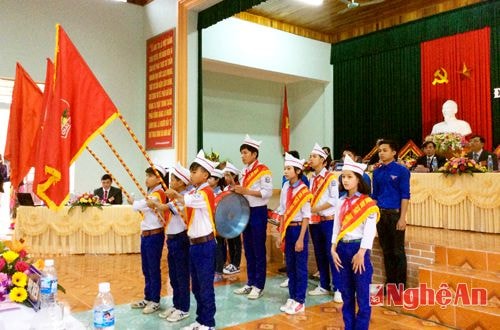 Đại biểu thanh thiếu niên đến chúc mừng Đại hội