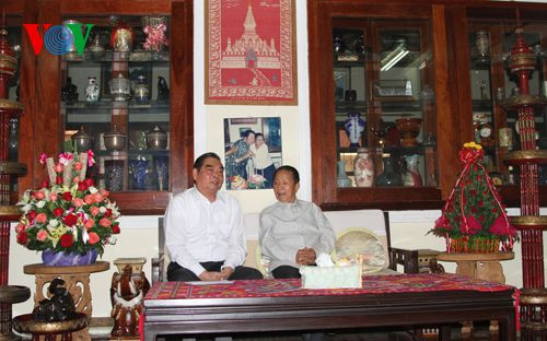 Đồng chí Lê Hồng Anh đã đến thăm và chúc Tết đồng chí Sisovath Keobunphan, nguyên Ủy viên Bộ Chính trị, nguyên Thủ tướng Chính phủ, nguyên Chủ tịch Ủy ban Trung ương Mặt trận Lào xây dựng đất nước