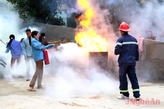 Diễn tập phòng cháy chữa cháy (ảnh chụp tại Cửa hàng xăng dầu Nghĩa Bình - Nghĩa Đàn). Ảnh: Thái Dương