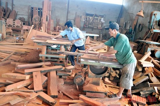 Sản xuất đồ gỗ tại Công ty Nguyên Nghĩa (Cụm công nghiệp Thị trấn Đô Lương).
