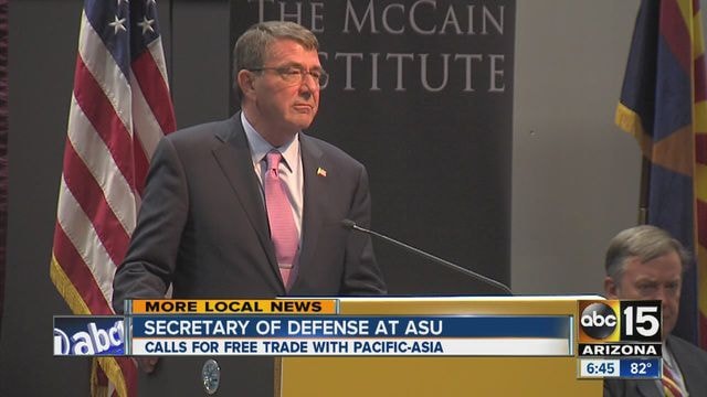 Ông Ashton Carter bày tỏ quan ngại với Trung Quốc trong buổi diễn thuyết của mình tại Đại học Arizona hôm thứ 3 vừa qua. Nguồn: ABC