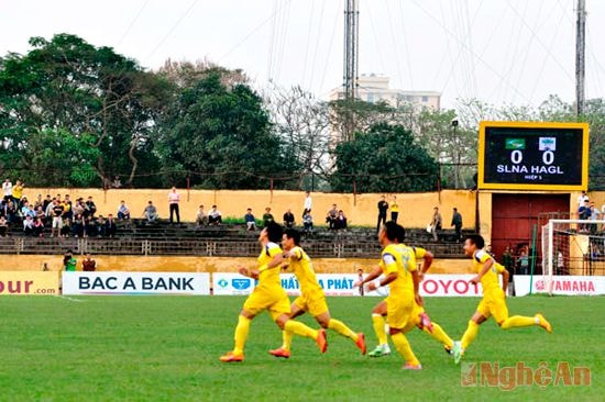 Các cầu thủ SLNA ăn mừng bàn thắng