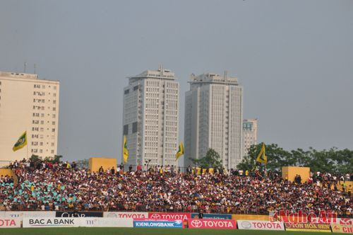 Sân vận động Vinh trước giờ bóng lăn.