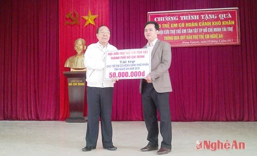 ông Nguyễn Văn Chí chủ tịch hội cứu trợ trẻ khuyết tật TP Hồ Chí Minh trao tặng 50 triệu đồng cho hội bảo trợ trẻ  khuyết tật Nhhệ An