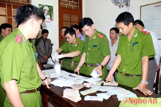 Công an Hưng Nguyên giám định tang vật   tại vụ án ma túy liên tỉnh.