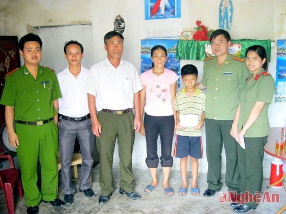 CBCS Công an Hưng Nguyên tặng quà cho học sinh vượt khó học giỏi. Ảnh: p.v