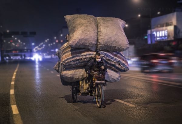 Gánh hàng nặng nề của một người lao động tại Hàng Châu.