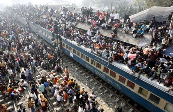 Những chuyến tàu tại Bangladesh luôn mang tới hình ảnh đầy ám ảnh.