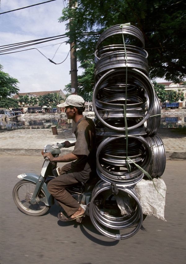 Những vòng sắt này có thể không quá cồng kềnh, nhưng chúng rất nặng để chuyên chở theo cách này.