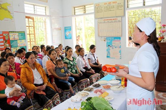 Tư vấn dinh dưỡng cho bà mẹ nuôi con nhỏ tại trạm y tế tuyến xã (Quỳ Châu).