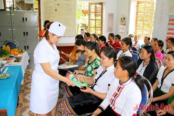Phát tờ rơi tuyên truyền về lợi ích nuôi con bằng sữa mẹ cho đồng bào