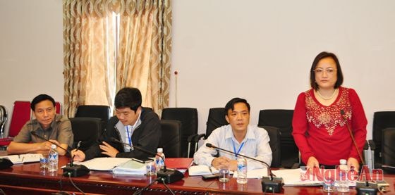 Phó Giám đốc Sở Tài chính Hoàng Thị Lê Dung báo cáo tình hình thu, quản lý và sử dụng các loại phí và lệ phí trên địa bàn tỉnh