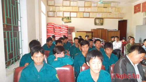 Lực lượng dân quân xã Nậm Cắn tham gia lớp học giáo dục chính trị