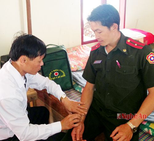 Quân y đồn BP Thanh Thuy kham benh cho cán bộ, chiến sỹ đại đội 252