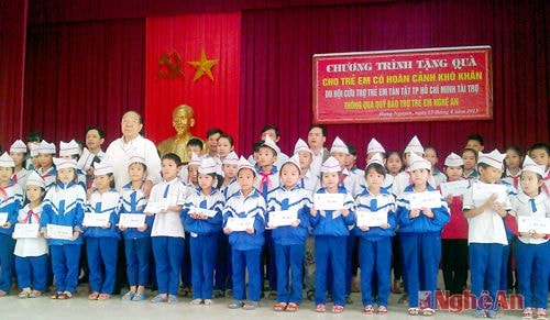 60 học sinh nghèo  trường tiểu học và trung học cơ sở xã Hưng Thông được tặng quà