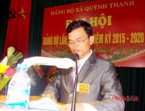 Đồng chí Trần Văn Ái- Chủ tịch UBND xã Quỳnh Thanh đọc báo cáo chính trị