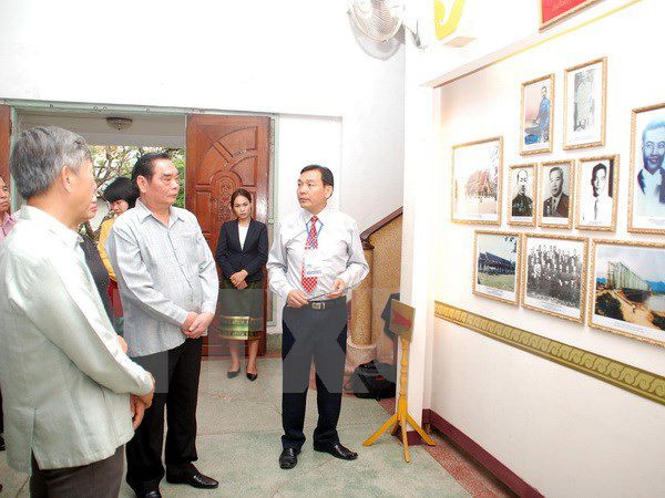 Thường trực Ban Bí thư Lê Hồng Anh cùng đoàn đại biểu Việt Nam thăm khu tưởng niệm cố Chủ tịch, Hoàng thân Souphanuvong. Ảnh: TTXVN
