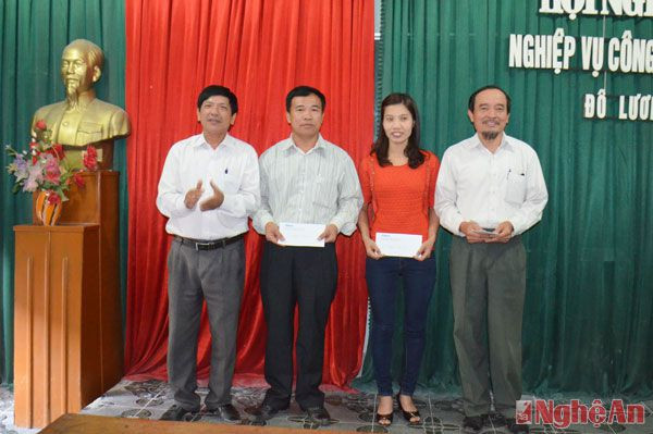 Lãnh đạo Ban tuyên giáo huyện ủy Đô Lương tặng thưởng cho các cộng tác viên xuất sắc trong hội nghị tập huấn.