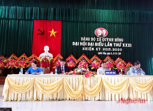 Đoàn chủ tịch đại hội đảng bộ xã Quỳnh Hồng.
