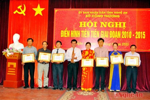  Các tập thể và cá nhân xuất sắc nhận Giấy khen của ngành Công thương