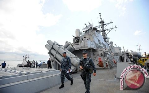 Binh sĩ Mỹ trên tàu USS Benfold DDG65 tại cảng Benoa, Bali (Ảnh Antaranews)