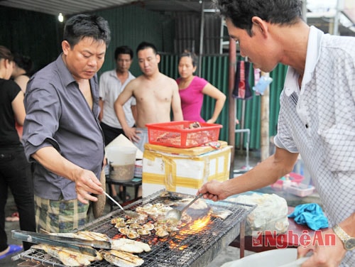 Nướng hải sản tươi phục vụ khách du lịch ở Cửa Hội. Ảnh: X.N