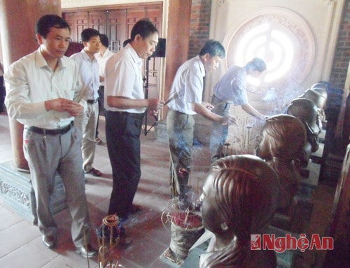 Thắp nén hương các anh hùng liệt sỹ tại Khu di tích Truông Bồn