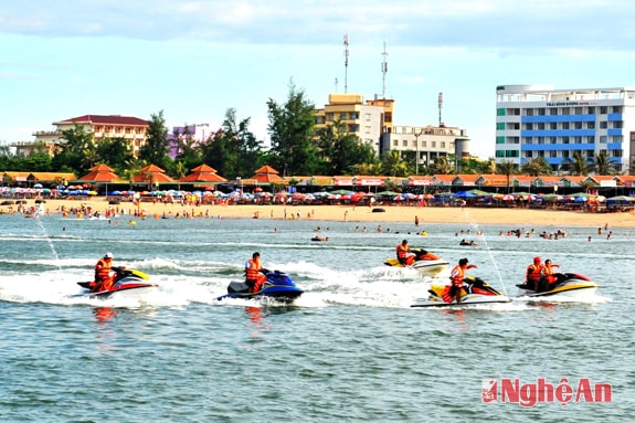 Du khách lướt sóng trên mô tô nước. Ảnh: Xuân Nhường