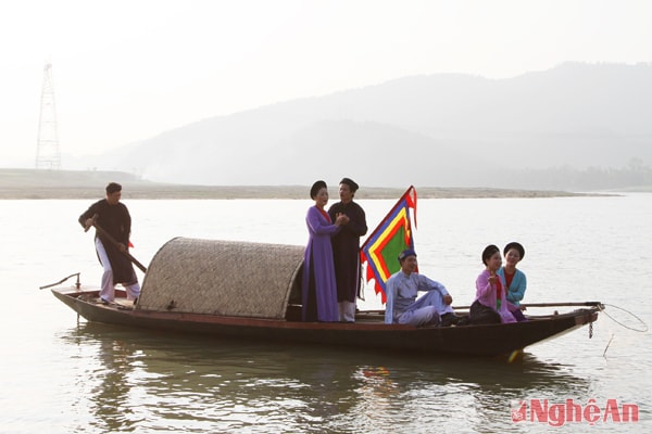 Hát ví đò đưa trên sông Lam. Ảnh: Sỹ Minh