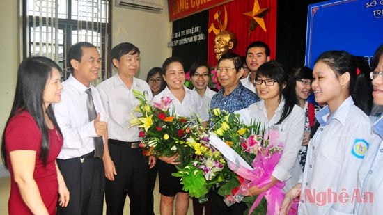 Các thầy cô giáo Trường THPT chuyên Phan Bội Châu chúc mừng em Nguyễn Phương Trang đoạt Huy chương Bạc quốc tế môn tiếng Nga năm 2014