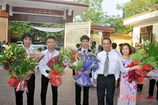Nguyễn Ngọc Khánh (giữa) tại Lễ đón học sinh đạt giải Olympic Vật lý châu Á năm 2014.