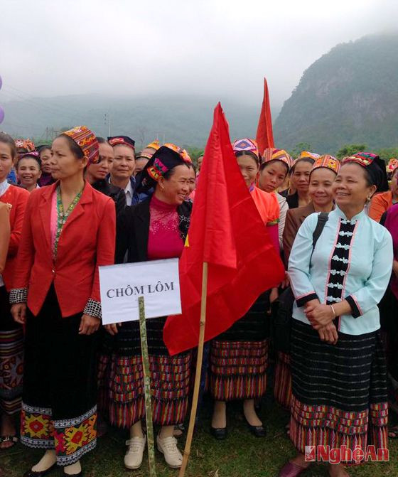 Bà con bản Chôm Lôm, xã Lạng Khê dự lễ phát động chiến dịch truyền thông dân số