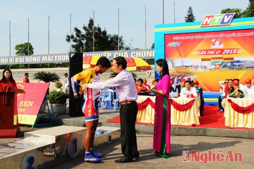 Trao áo vàng sau chặng đua thứ 3 cho vận động viên Nguyễn Vũ Linh.
