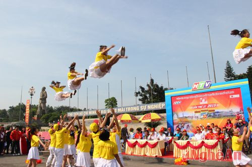 Tiết mục văn nghệ chào mừng chặng đua thứ 4.