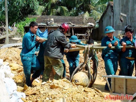 Lực lượng công binh đưa qua bom đi tiêu hủy